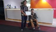 Rayakan Hari Disabilitas Internasional, Difabel di Bandung Zulhamka Julianto Kadir (kursi roda) Beri Hadiah Manis pada Atasannya. Foto: Dok Pribadi
