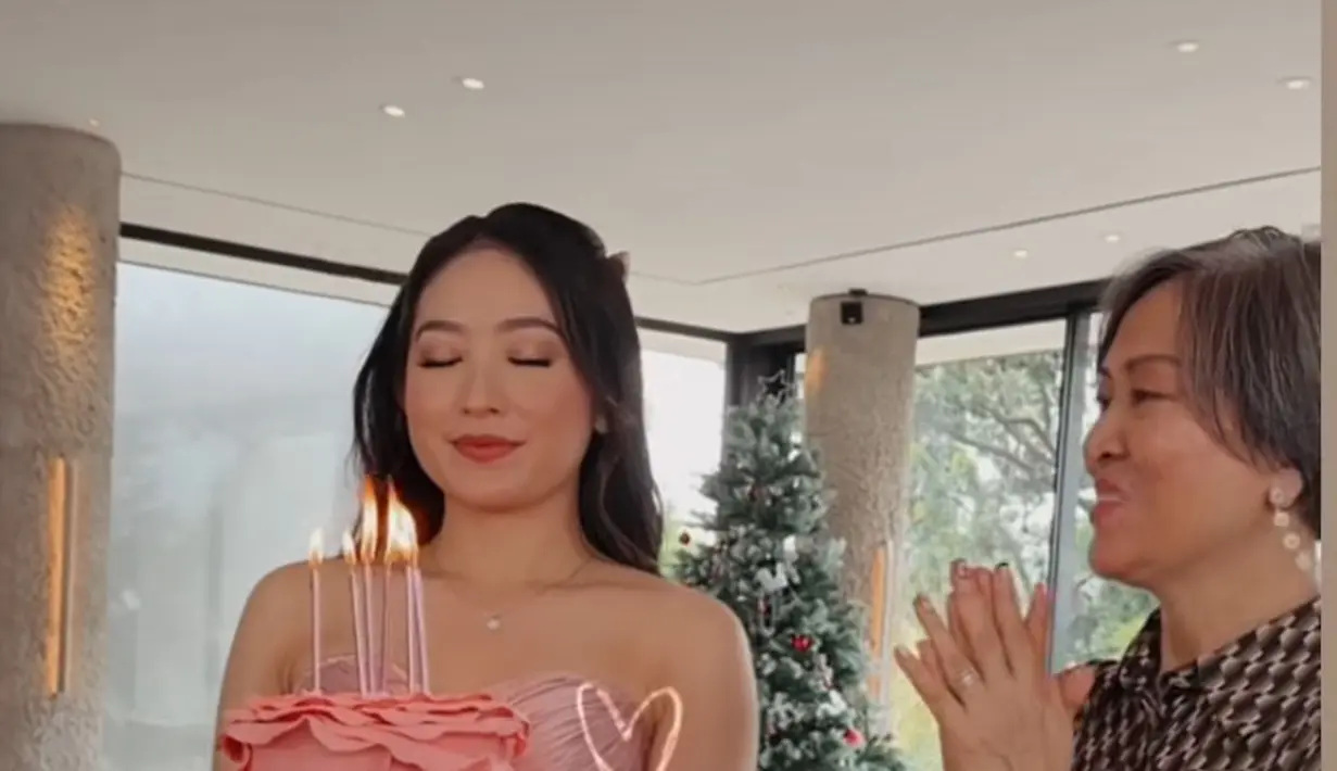 Natasha pun tampil dengan full makeup, mengaplikasikan blush on pink dan lipstik merah. Dengan riasan mata coklat shimmer serta eyeliner hitam.  [@felicyangelista_]