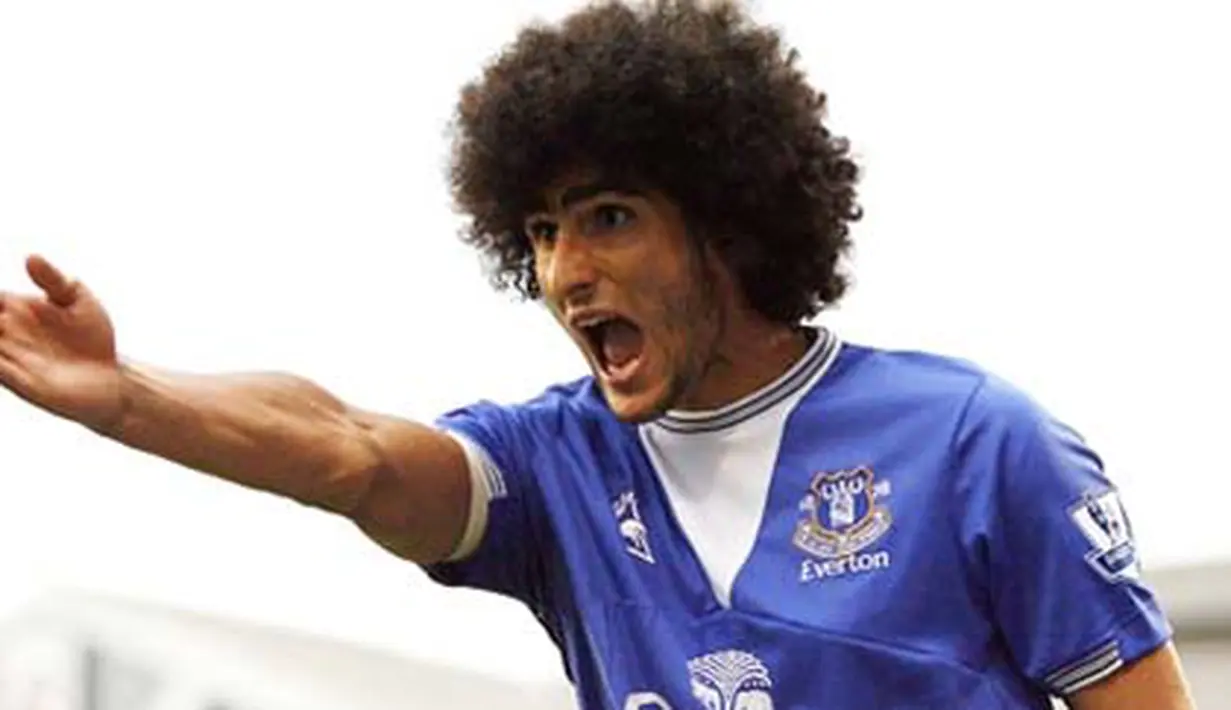 Aksi gelandang Everton asal Belgia, Marouane Fellaini di laga lawan Fulham yang berlangsung di Craven Cottage, London, 13 September 2009. AFP PHOTO/Glyn Kirk 
