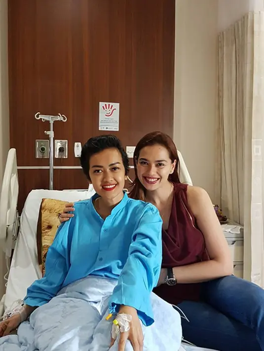 "Get well soon my dear lovelly friend JUPE" tulis Cathrine Wilson dalam foto yang diunggah di Instagram pada Selasa (27/12) saat menjenguk sahabatnya tersebut. (Instagram/juliaperrezz)