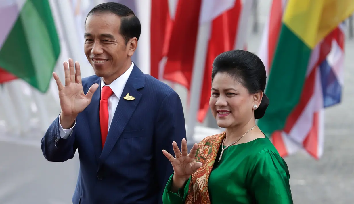  Presiden RI, Joko Widodo didamping Ibu Negara Iriana Widodo menyapa awak media saat tiba menghadiri KTT G20 di aula Elbphilharmonie di Hamburg, Jerman, (7/7). Sejumlah pemimpin negara berkumpul dalam KTT G20 pada 7-8 Juli 2017. (AP Photo/Michael Sohn)