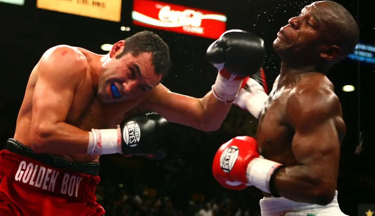 Pertarungan Oscar De La Hoya dengan Floyd Mayweather Jr. memperebutkan gelar juara dunia Kelas Menengah Ringan WBC. 5 Mei 2007.(AFP)