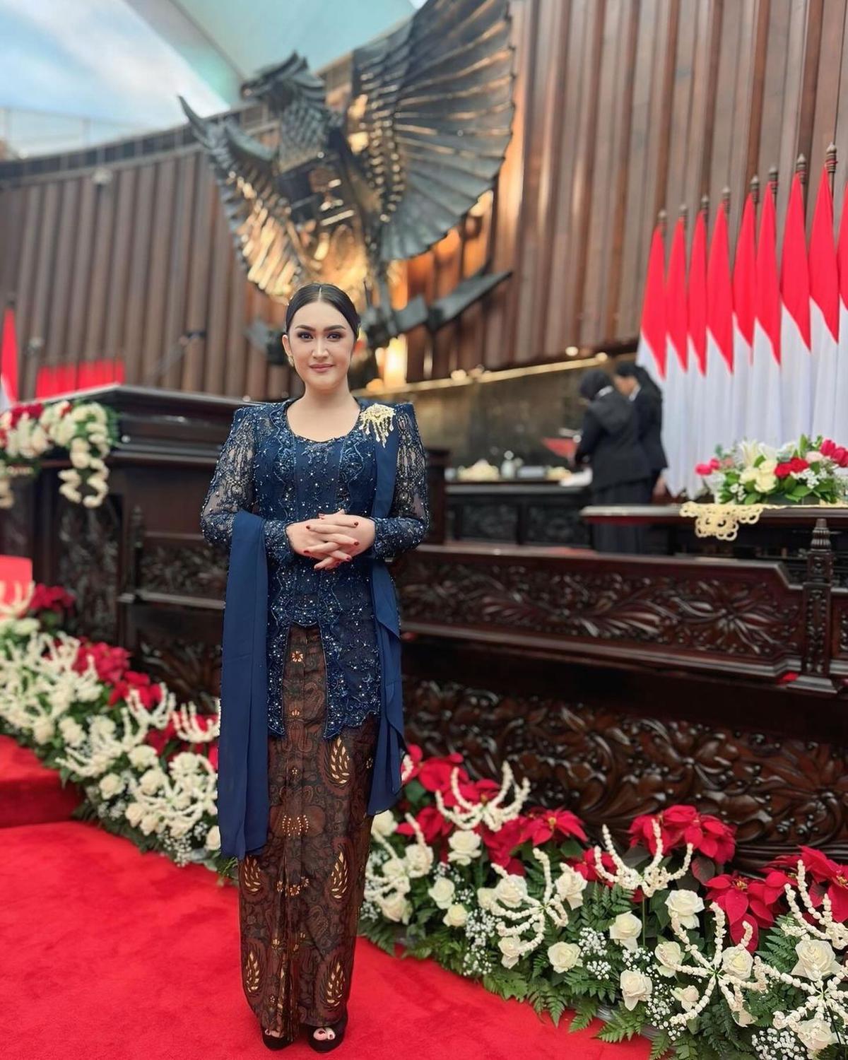 Potret Mikhaela Dampingi Nafa Urbach Saat Pelantikan DPR, Tampil Berkebaya - Makin Cantik