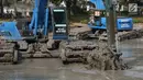 Alat berat mengeruk lumpur yang mengendap di Danau Situlembang, Jakarta, Jumat (4/8). Pengerukan dilakukan sebagai langkah antisipasi untuk mencegah banjir. (Liputan6.com/Immanuel Antonius)