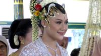 Erina Gudono didandani dengan riasan paes ageng Yogyakarta. (Dok: YouTube)