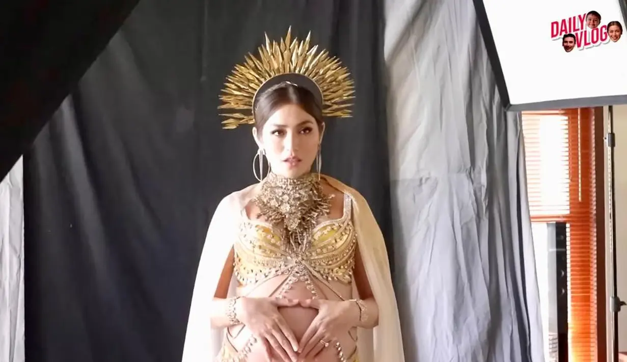 Perempuan 34 tahun itu tampil memukau dalam balutan busana serba emas. Penampilannya disempurnakan dengan headpiece ikonis mirip Beyonce. (YouTube/Jessica Iskandar).