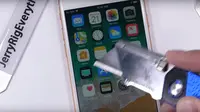 Layar iPhone 8 saat disilet (JerryRigEverything/ YouTube)