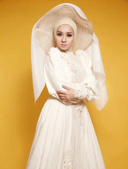Laudya Cynthia Bella tak berkurang aktifitasnya meski kini berhijab. (Photo by IG @mariophotographie, Dress by IG @normahauri hijab by @hauriscarves  hat by @byayudiahhandari, Bintang.com)
