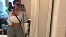 Lagi, Kylie Jenner mirror selfie memamerkan perutnya yang rata. (instagram/kyliejenner)