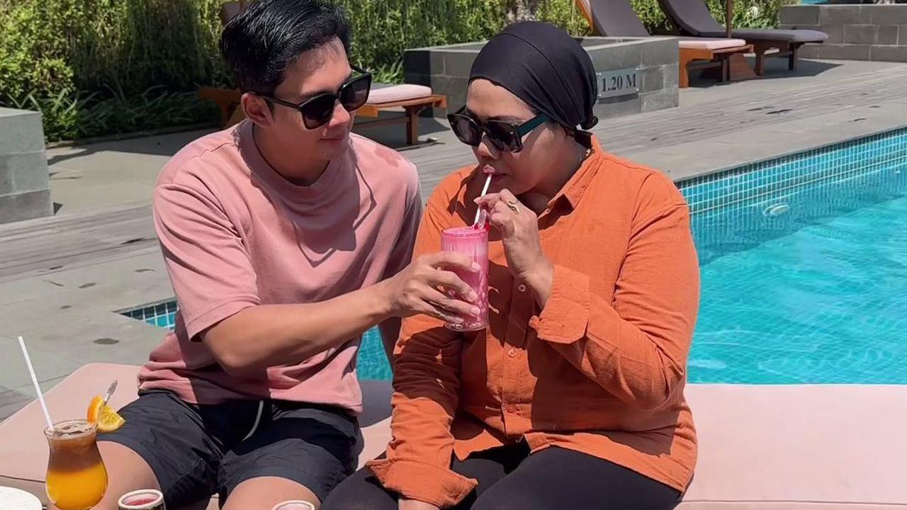 Interaksi mereka yang mesra menimbulkan spekulasi di kalangan netizen tentang hubungan mereka yang lebih dari sekadar teman.