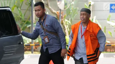 Ekspresi anggota DPRD Kota Malang Sugianto (kanan) saat tiba di Gedung KPK, Jakarta, Selasa (2/10). Sugianto menjalani pemeriksaan terkait dugaan menerima suap pembahasan APBD-P Pemkot Malang Tahun Anggaran 2015. (Merdeka.com/Dwi Narwoko)