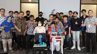 Mahasiswa Jurusan Teknik Mesin Sampoerna University memamerkan mesin eco-pounding ciptaannya. (Istimewa)