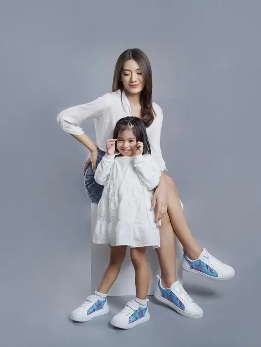 Melalui laman instagramnya, istri Raditya Dika kerap membagikan momen kebersamaan dengan anak perempuannya, Alea. [Instagram/anissaaziza]