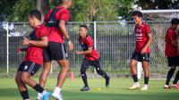 Penyerang sayap Bali United Hendra Adi Bayauw saat menjalani sesi latihan perdana Bali United di Lapangan Gelora Samudera Kuta. Hendra Bayauw mulai merasa nyaman berada di Bali United. (Bola.com/Maheswara Putra)
