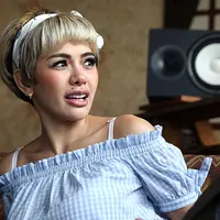 Mereka yang akan dilaporkan Nikita di antaranya adalah Ketua Asosiasi Pengusaha Indonesia Muda Sam Aliano, akun instagram pki_terkutuk65, Gerakan Pemuda Anti Komunis (Gepak), dan akun facebook Arya Dwiyatmo. (Nurwahyunan/Bintang.com)