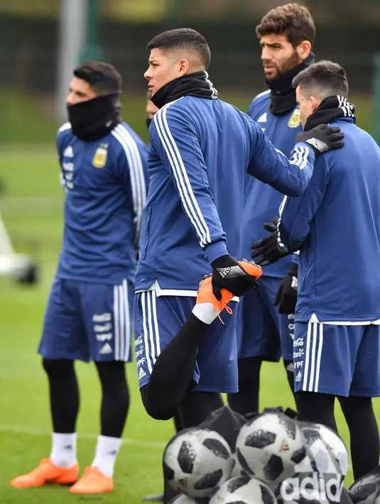 Bek Argentina, Marcus Rojo saat mengikuti sesi latihan di kompleks pelatihan City Academy di Manchester, Inggris (20/3). Timnas Argentina akan berhadapan dengan Italia pada pertandingan persahabatan 23 Maret di Ethiad Stadium. (AFP Photo/Anthony Devlin)