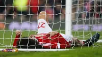 Pemain Manchester United, Marouane Fellaini tampak kecewa usai gagal meraih kemenangan atas Middlesbrough pada laga Piala Liga Inggris di Stadion Old Trafford, Inggris, Rabu (28/10/2015). (Action Images via Reuters/Jason Cairnduff)