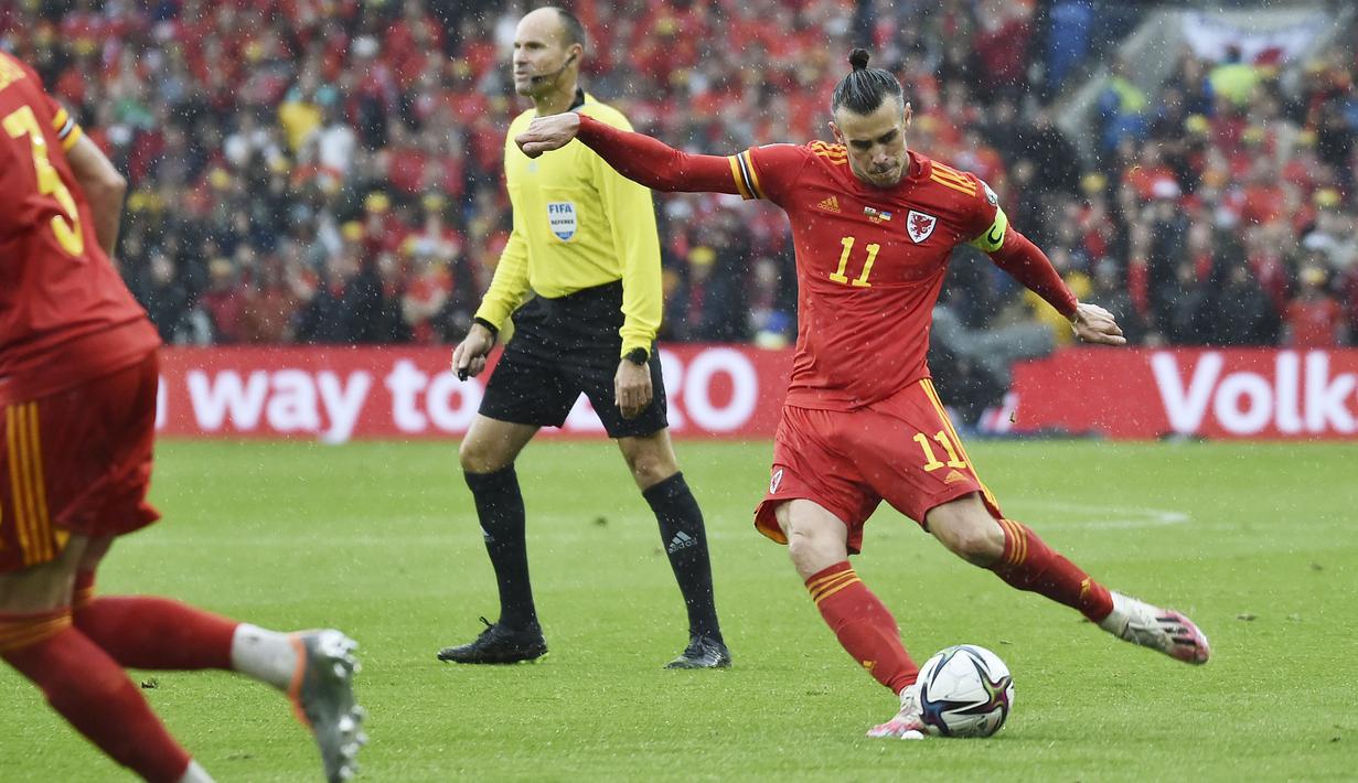 Namun gol bunuh diri tersebut juga terdapat andil pemain Wales yakni Gareth Bale. Berawal dari tendangan bebas Bale beberapa meter di depan kotak penalti Ukraina, Andriy Yarmolenko yang berusaha menghalau umpan justru menyundul bola hingga masuk ke gawang sendiri. (AP/Rui Vieira)