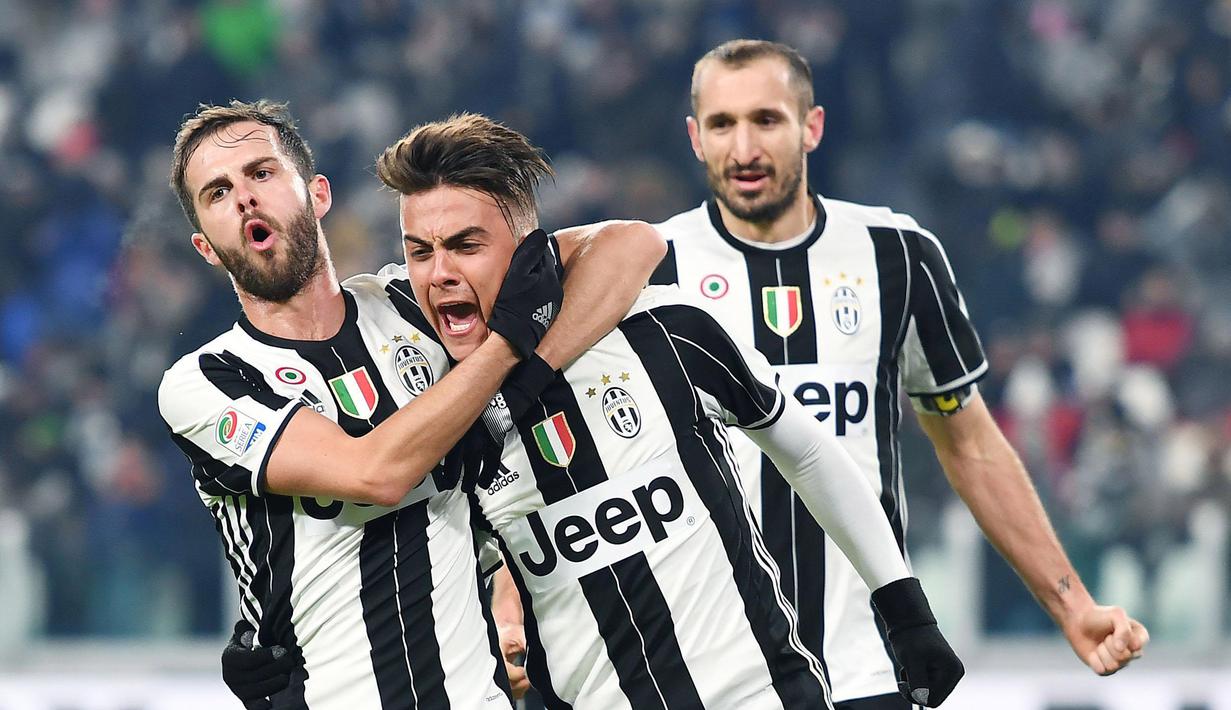 Ekspresi pemain Juventus, Paulo Dybala (kanan) saat merayakan golnya ke gawang Bologna bersama Miralem Pjanic pada laga Serie A di Juventus Stadium, Turin, (8/1/2017). Juventus menang 3-0.  (EPA/Di Marco)