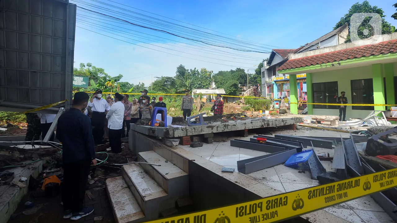 Menko PMK Muhadjir Effendy Tinjau Lokasi Tembok Roboh di MTSN 19 Jakarta