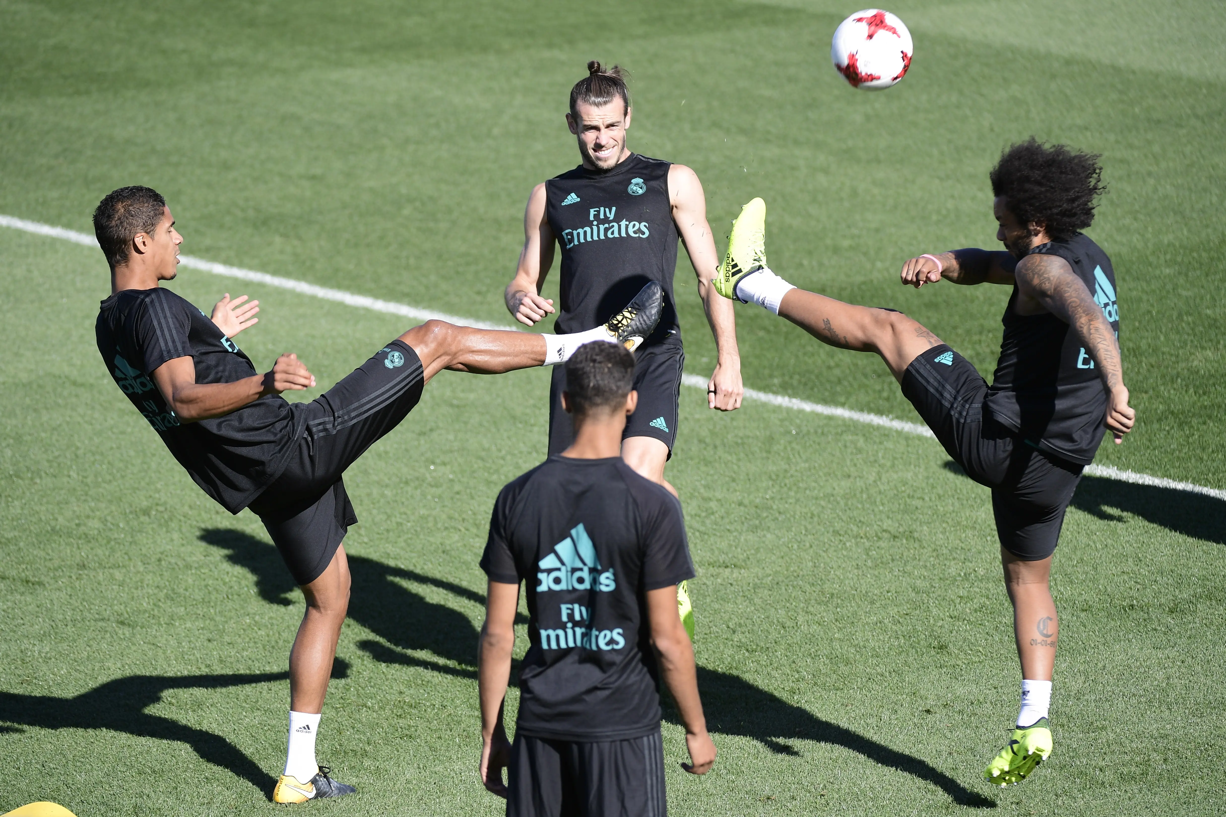Pemain Real Madrid, Gareth Bale (tengah) melahap sesi latihan bersama Raphal Varane (kiri) dan Marcelo, pada Sabtu (12/8/2017).. (AFP/Javier Soriano)