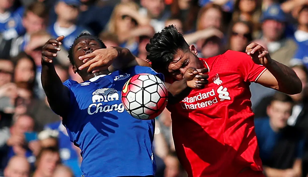 Pemain Liverpool Emre Can berebut bola dengan pemain Everton Romelu Lukaku. (Reuters / Phil Noble)