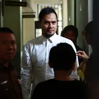 Terlihat kegembiraan para ibu-ibu, yang hadir dalam sindang lanjutan Saipul Jamil tersebut. Untuk mempercepat kasusnya, sidang dilakukan tiga kali dalam sepekan. (Deki Prayoga/Bintang.com)