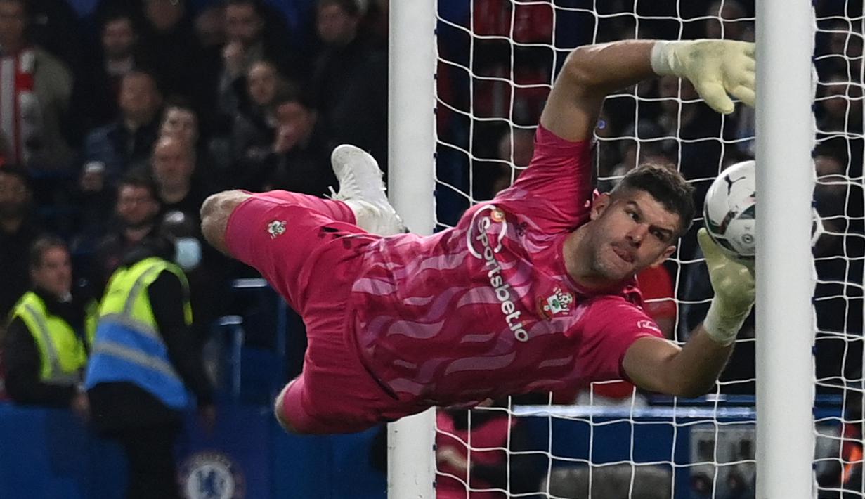 Fraser Forster. Kiper Inggris berusia 34 tahun ini baru saja didatangkan Tottenham Hotspur untuk mengarungi musim 2022/2023 dengan status bebas transfer dari Southampton. Ia dikontrak hingga Juni 2024 dan diplot untuk menggantikan kiper kedua Spurs, Pierluigi Gollini yang telah habis masa 1 musim peminjamannya dan dikembalikan ke klub asalnya Atalanta. Selama 7 musim berseragam The Saints, Fraser Forster total tampil dalam 162 laga di semua ajang dengan torehan 55 kali clean sheet dan kebobolan 192 gol. (AFP/Glyn Kirk)
