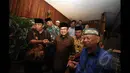 Mantan Wakil Presiden, BJ Habibie menyempatkan diri melayat almarhum Bob Sadino di rumahnya di Jalan Raya Cireundeu, Jakarta, Senin (19/1/2015). (Liputan6.com/Miftahul Hayat)