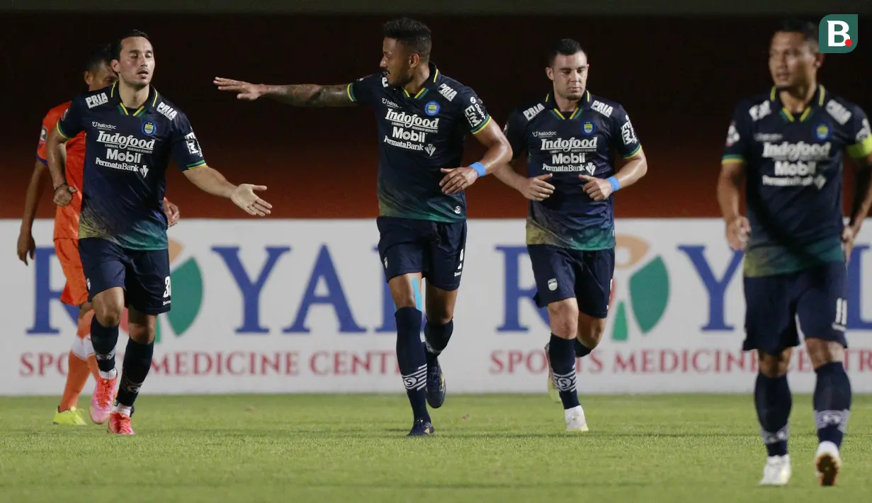 Striker Persib Bandung, Wander Luiz (tengah) melakukan selebrasi usai mencetak gol ke gawang Persiraja Banda Aceh dalam laga matchday ke-3 Grup D Piala Menpora 2021 di Stadion Maguwoharjo, Sleman, Jumat (2/4/2021). Persib menang 2-1 atas Persiraja. (Bola.com/M Iqbal Ichsan)