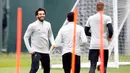 Penyerang Liverpool asal Mesir Mohamed Salah tersenyum saat melakukan pemanasan di kompleks pelatihan Melwood tim di Liverpool, Inggris, (23/4). Liverpool akan bertanding melawan wakil Italia, AS Roma di stadion Anfield. (AP Photo/Martin Rickett)