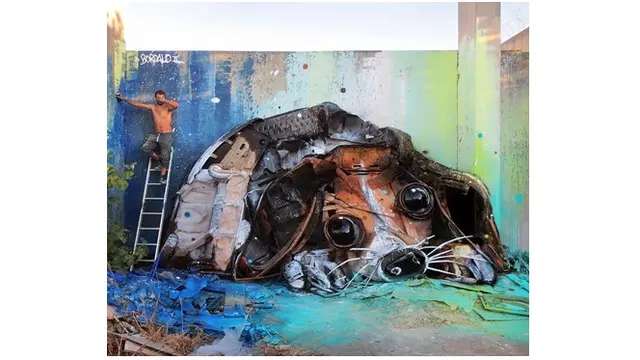 Bordalo mengubah sampah menjadi bentuk ukiran hewan, seperti anak anjing yang lucu ini.