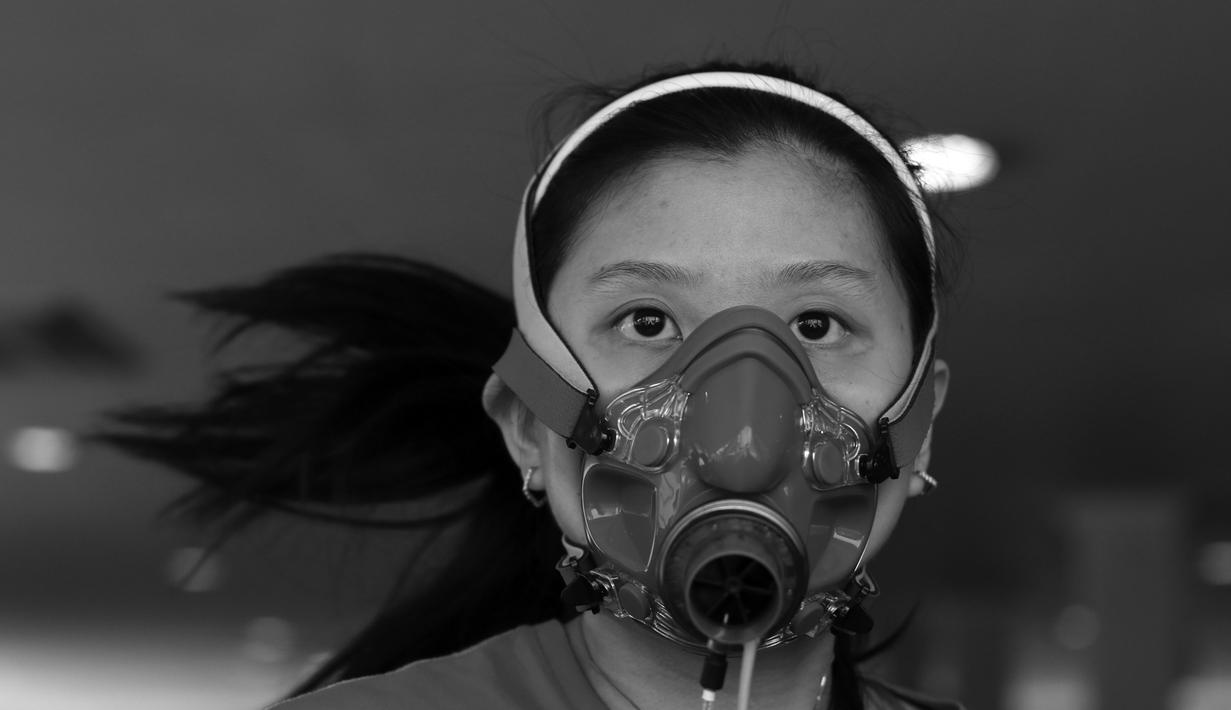 Debby Susanto melakukan test menggunakan Fitmate Pro untuk mengukur kadar oksigen dalam tubuh sebagai persiapan menuju Olympiade Rio De Jeneiro 2016 di Gedung PP ITKON, Satlak Prima, Jakarta, Kamis (07/01/2016). (Bola.com/Nicklas Hanoatubun)