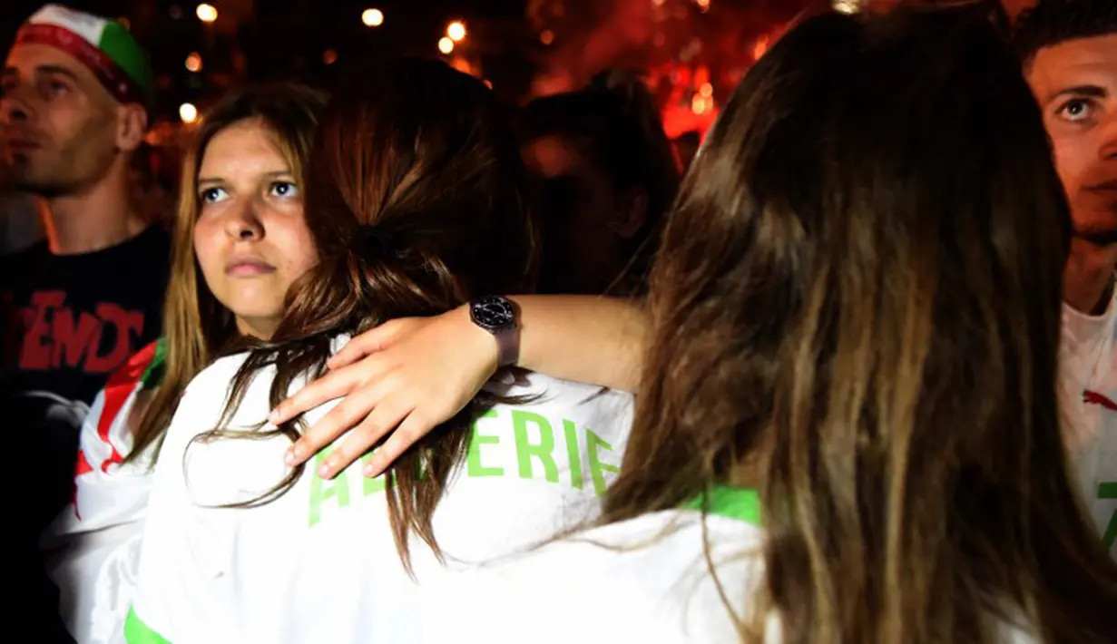 Di babak perpanjangan waktu, sontekan Andre Schurrle menyambut umpan Muller membuat bola berakhir di jala gawang Mbolhi membuat Fans Aljazair menangis, Senin (30/6/2014) (AFP PHOTO/FAROUK BATICHE)