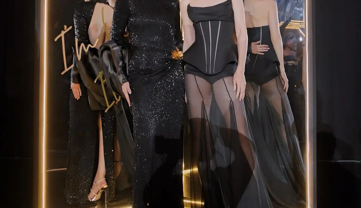 Dibantu oleh Makeup Artist Vague Skin atau Raditya, riasannya berfokus pada aplikasi kontur yang tegas di area tulang pipi, red blush, dan juga bibir yang dipulas lipstik merah merona.   [@claurakiehl]