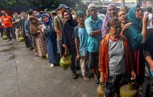 FOTO: Sulitnya Beli Gas LPG 3 Kg, Warga Ramai-Ramai Antre Panjang di Agen Pertamina