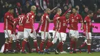 Para pemain Bayern Munich merayakan gol saat melawan RB Leipzig pada lanjutan Bundesliga Jerman di Stadion Allianz-Arena, (21/12/2016). Bayern menang 3-0.   (REUTERS/Michael Dalder)