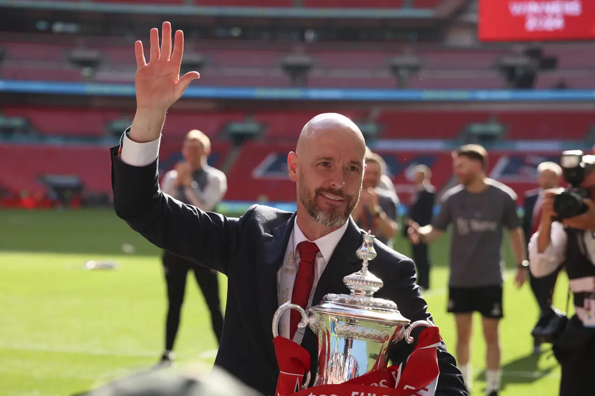Erik ten Hag dan trofi Piala FA