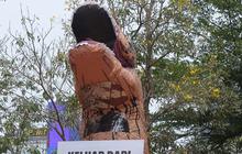 FOTO: Berkostum Dinosaurus, Aktivis PETA Ajak Masyarakat Hidup Vegan Tanpa Eksploitasi Hewan