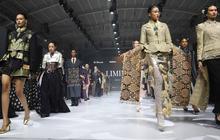 FOTO: Warisan Nusantara di Panggung JFW 2026,  Tenun Tradisional Tampil Modern dan Inovatif