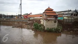 Mushala Assa'adah masih berdiri kokoh di bantaran Sungai Ciliwung, Bukit Duri, Jakarta, Kamis (2/2). Rencananya mushala ini akan segera dibongkar setelah pengerjaan bangunan mushala baru di kawasan tersebut selesai. (Liputan6.com/Immanuel Antonius)