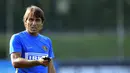 Pelatih Inter Milan, Antonio Conte melihat para pemainnya berlatih selama sesi latihan di Appiano Gentile, Italia (16/9/2019). Inter Milan akan bertanding melawan Slavia Praha pada grup F Liga Champions di Giuseppe Meazza, Italia. (AFP Photo/Miguel Medina)