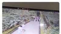 Sejumlah turis berlarian menghindari pohon tumbang di Monkey Forest Ubud, Bali, dalam rekaman CCTV. (dok. Screenshoot X @BacangSpesial)