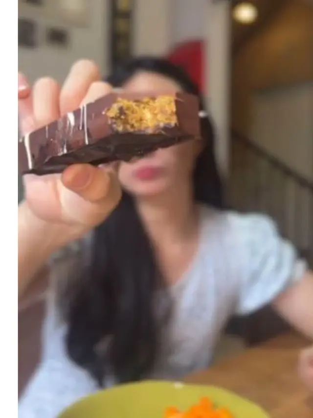 6 Potret Asmirandah Bikin Cokelat Dubai Sendiri, Bagikan Resep dan Hasilnya
