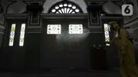 Petugas PMI menyemprotkan cairan disinfektan di Masjid Agung Al Azhar, Jakarta, Rabu (3/6/2020). Penyemprotan tersebut untuk mencegah penyebaran virus corona COVID-19 di rumah ibadah jika nantinya kembali dibuka untuk umum saat pemberlakuan new normal. (Liputan6.com/Johan Tallo)