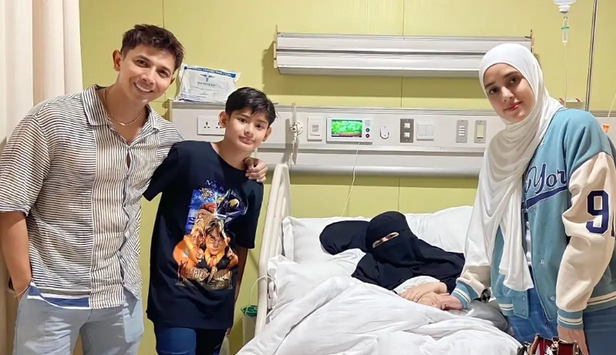 Umi Pipik saat dirawat di rumah sakit [Instagram/_ummi_pipik_]
