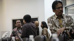 Suasana jelang rapat terbatas di Kantor Presiden, Jakarta, Selasa (29/3/2016). Rapat terbatas tersebut membahas percepatan pembangunan Light Rail Transit (LRT) di Jabodetabek dan Palembang dalam rangka Asian Games ke-18. (Liputan6.com/Faizal Fanani)