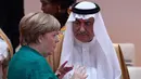 Ibrahim Abdulaziz Al-Assaf berbincang dengan Kanselir Jerman Angela Merkel di KTT G20 di Hamburg, Jerman pada 8 Juli 2017. Mantan Menteri Keuangan ini ditangkap Komite Anti-Korupsi Saudi atas dugaan terkait kasus korupsi.( AFP Photo/John Macdougall)