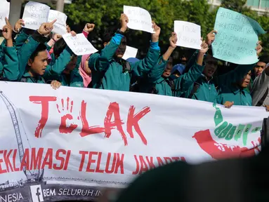 BEM Seluruh Indonesia (SI) menggelar aksi penolakan reklamasi Teluk Jakarta di Car Free Day (CFD), Bundaran HI, Minggu (11/9). Dalam aksinya, mereka menolak reklamasi Pulau G di Pantai Utara Jakarta untuk dilanjutkan. (Liputan6.com/Faizal Fanani)