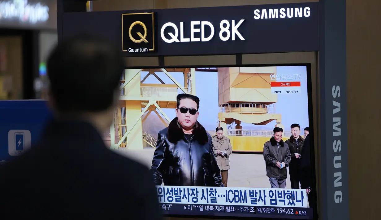 Seorang pria menonton layar TV yang menampilkan program berita yang melaporkan tentang rudal Korea Utara, di stasiun kereta api di Seoul, Korea Selatan, Jumat (11/3/2022).  Kim Jong Un memerintahkan para pejabatnya untuk memperluas fasilitas peluncuran satelit untuk menembak. (AP Photo/Lee Jin-man)